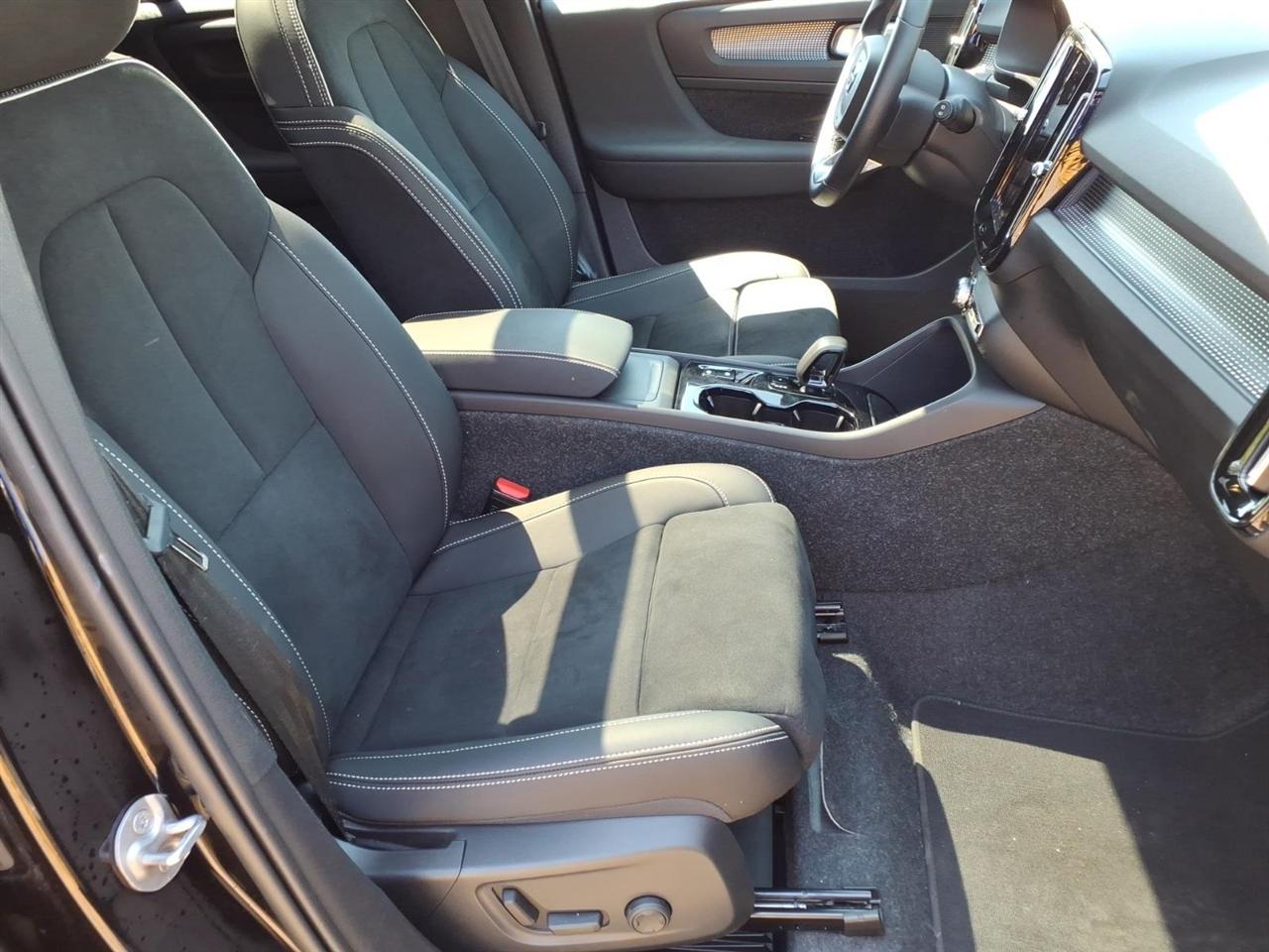 Volvo XC40 B5 AWD Plus Dark Theme 2025