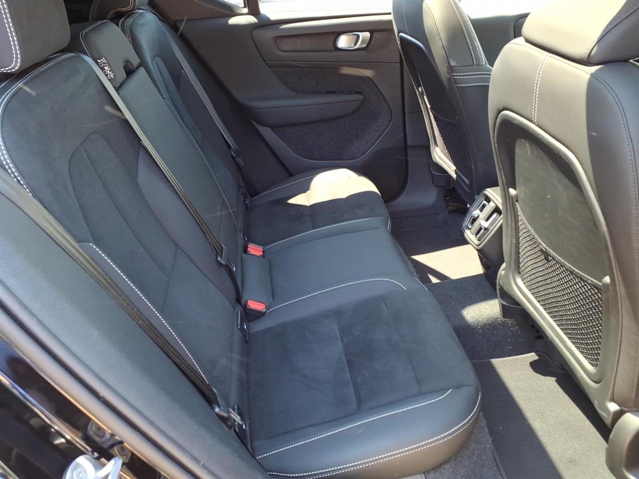Volvo XC40 B5 AWD Plus Dark Theme 2025
