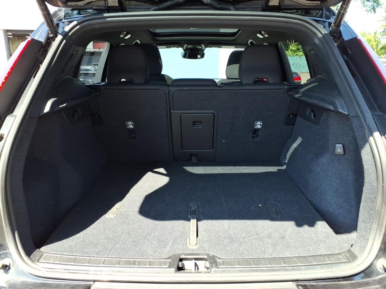 Volvo XC40 B5 AWD Plus Dark Theme 2025
