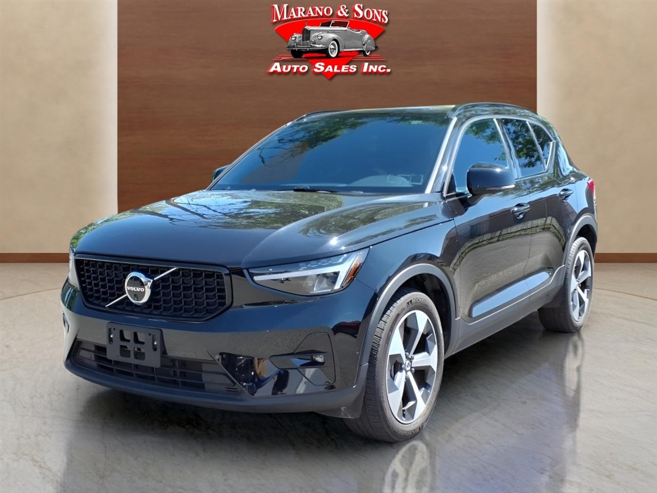 2025 Volvo XC40 B5 Plus Dark AWD's photo