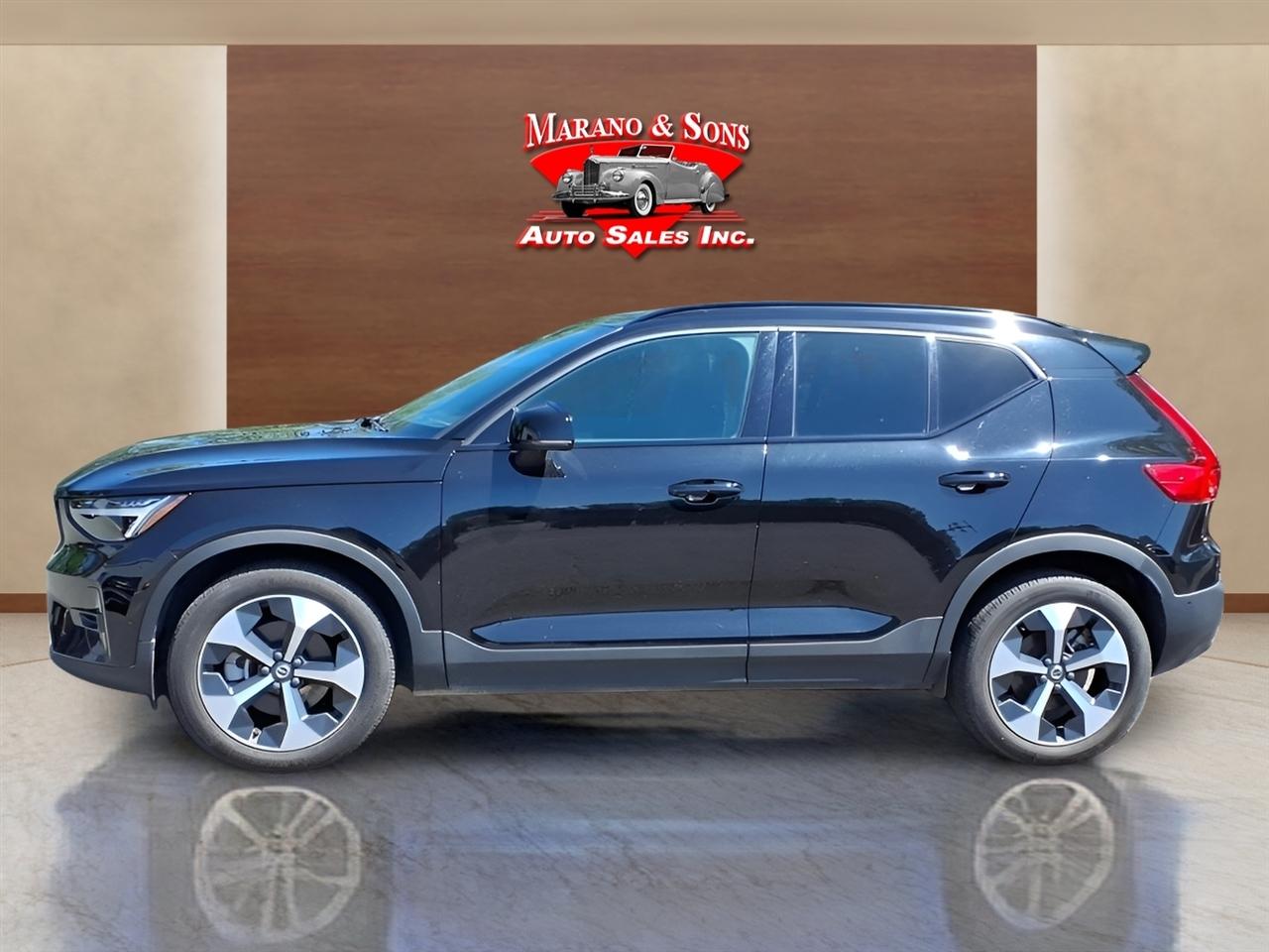 Volvo XC40 B5 AWD Plus Dark Theme 2025