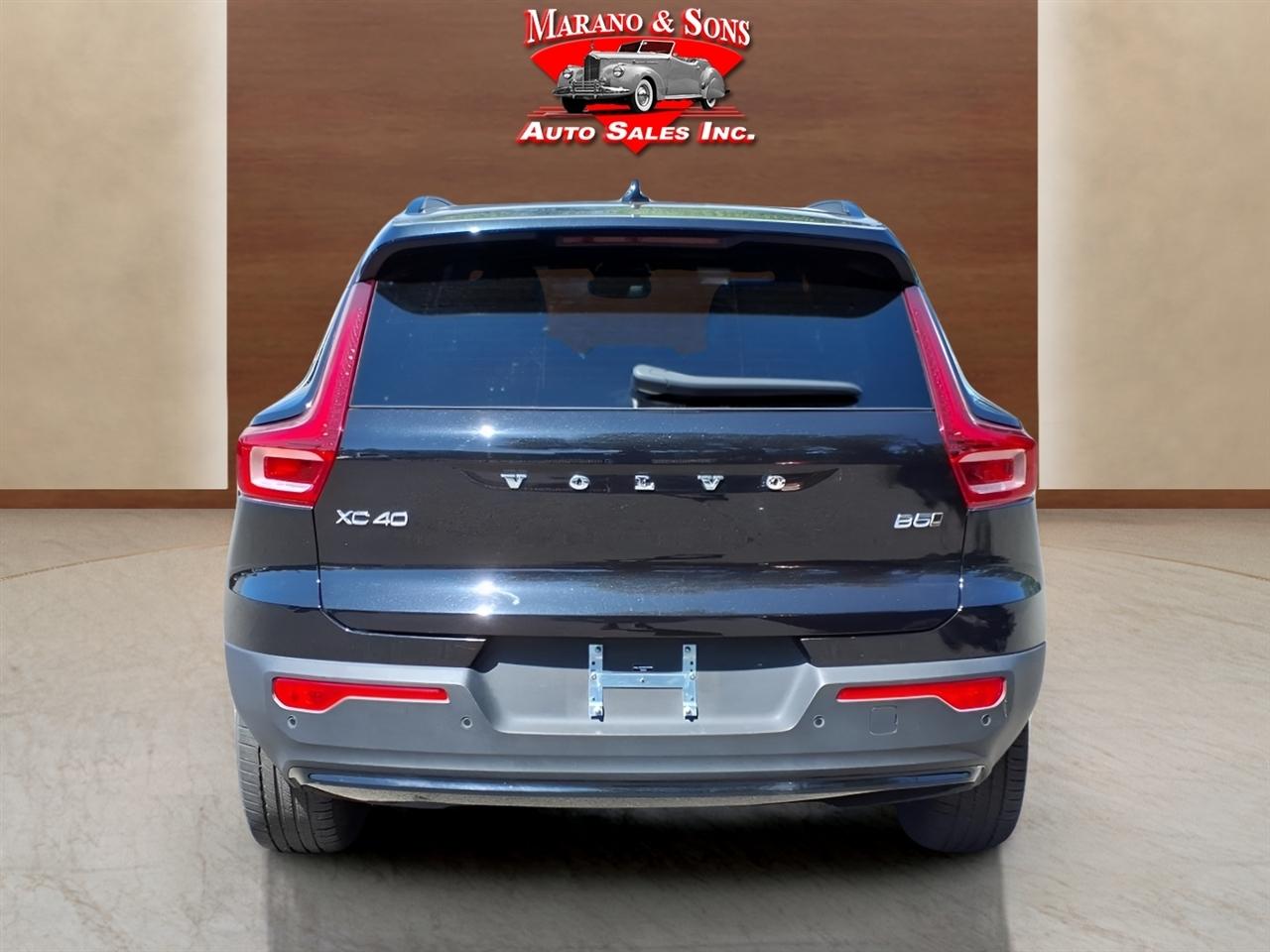 Volvo XC40 B5 AWD Plus Dark Theme 2025