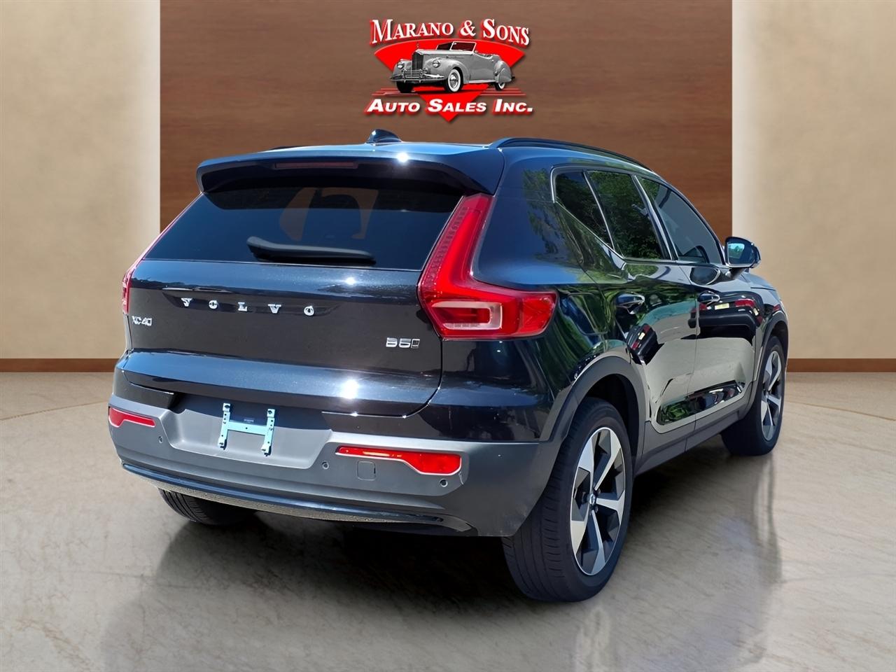 Volvo XC40 B5 AWD Plus Dark Theme 2025
