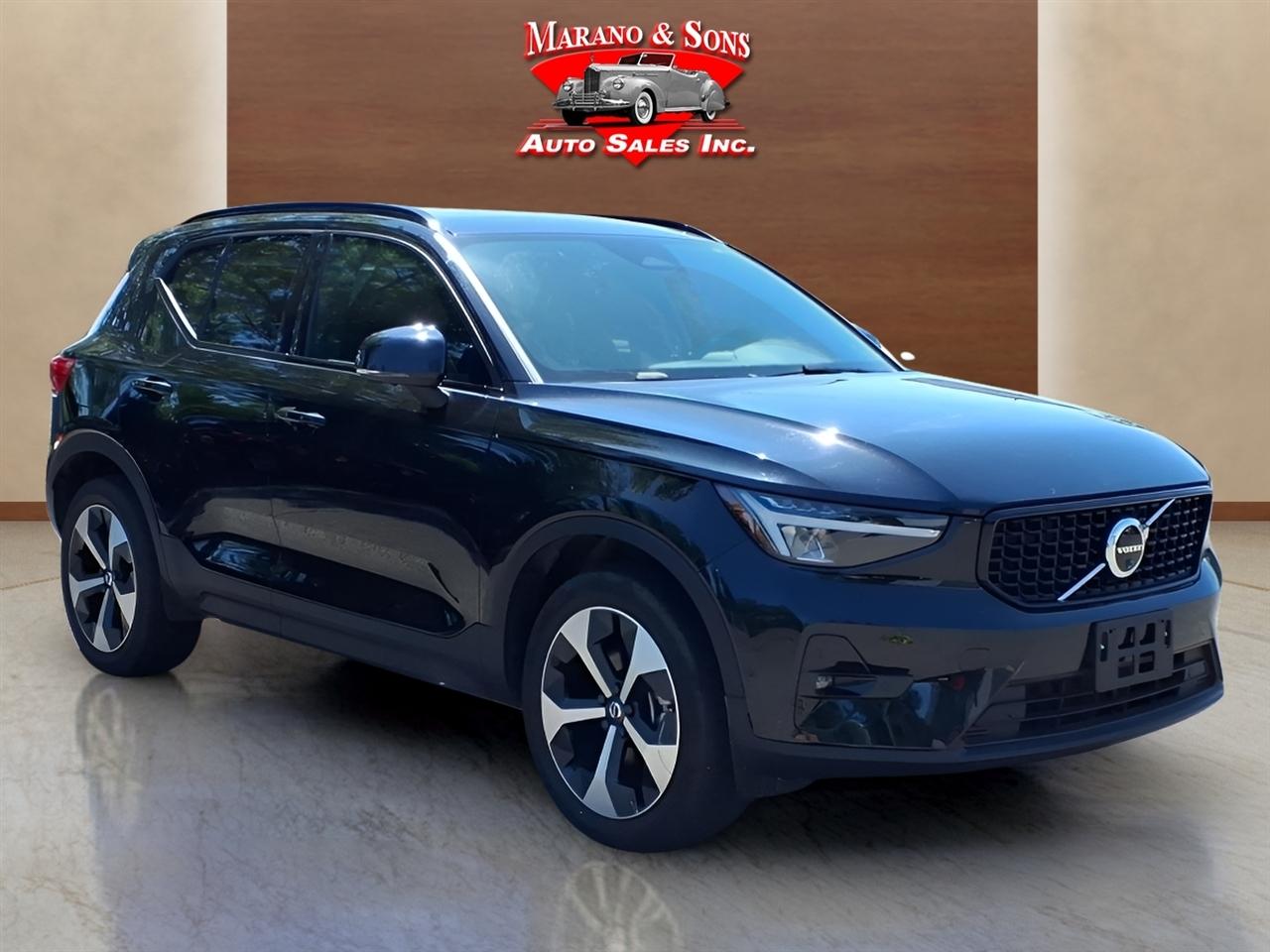 Volvo XC40 B5 AWD Plus Dark Theme 2025