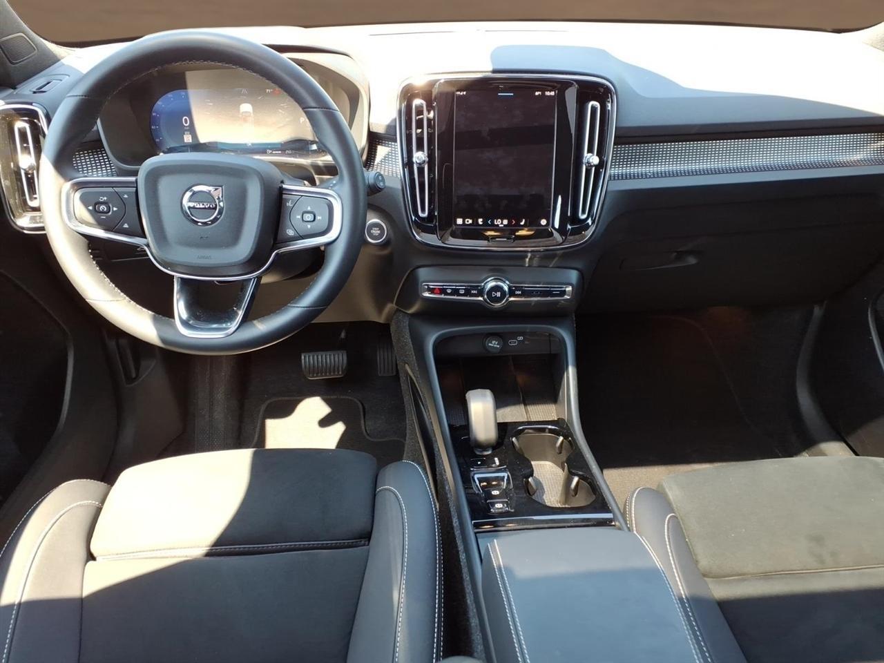 Volvo XC40 B5 AWD Plus Dark Theme 2025