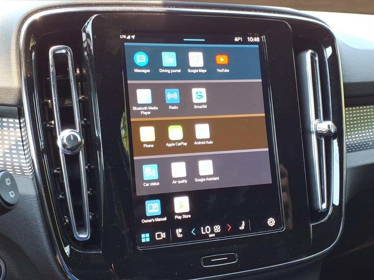 Volvo XC40 B5 AWD Plus Dark Theme 2025