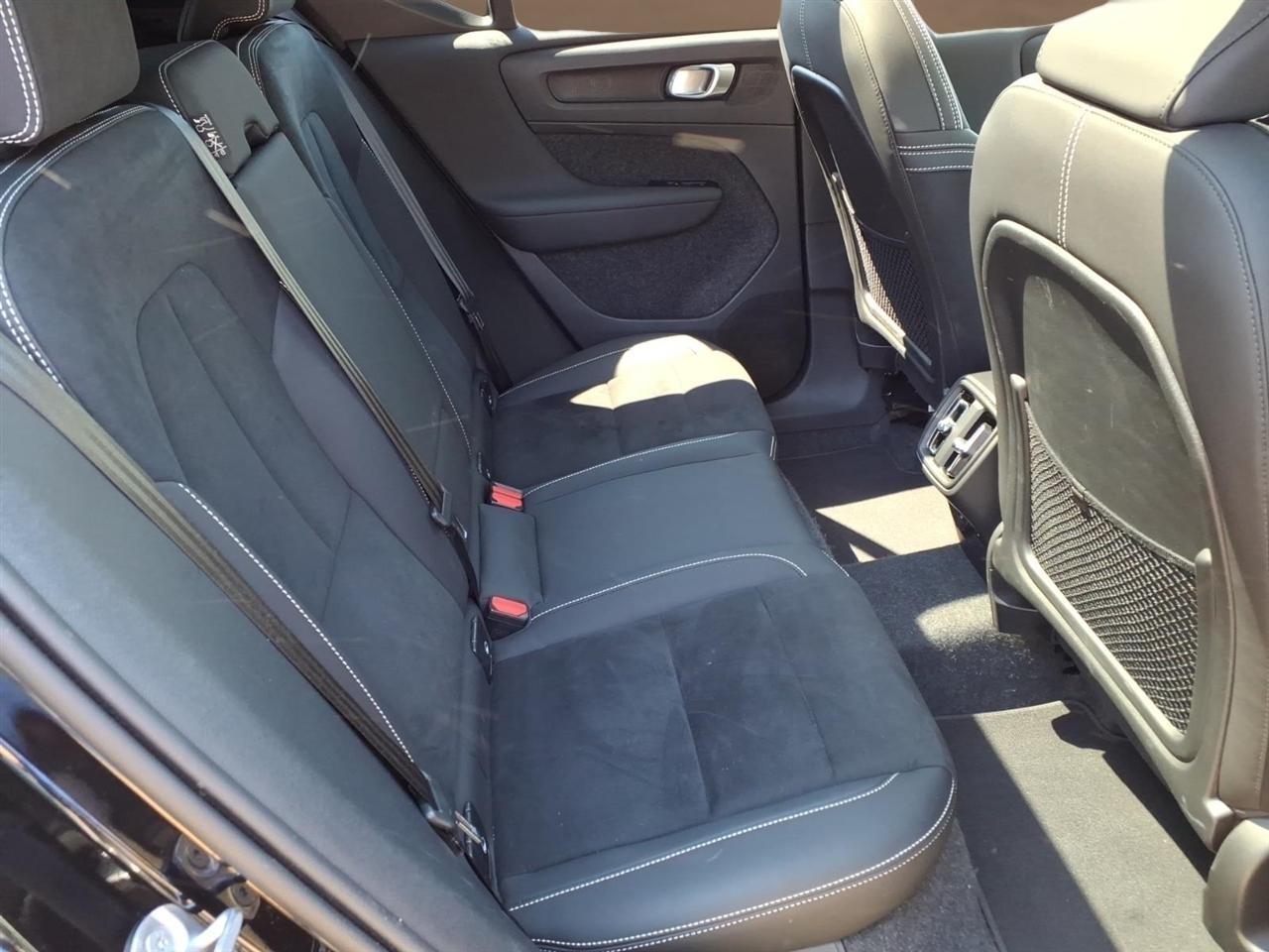 Volvo XC40 B5 AWD Plus Dark Theme 2025