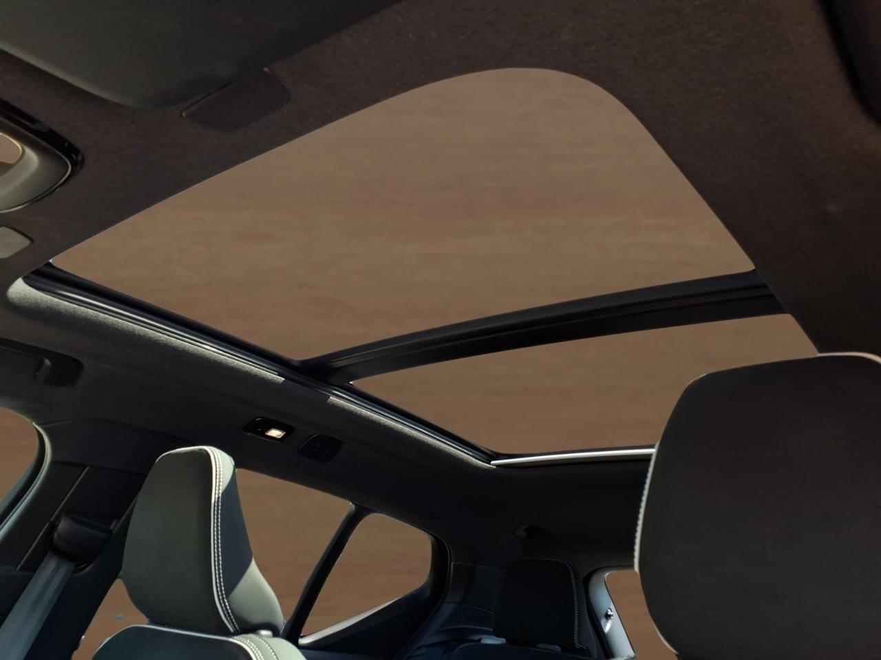 Volvo XC40 B5 AWD Plus Dark Theme 2025