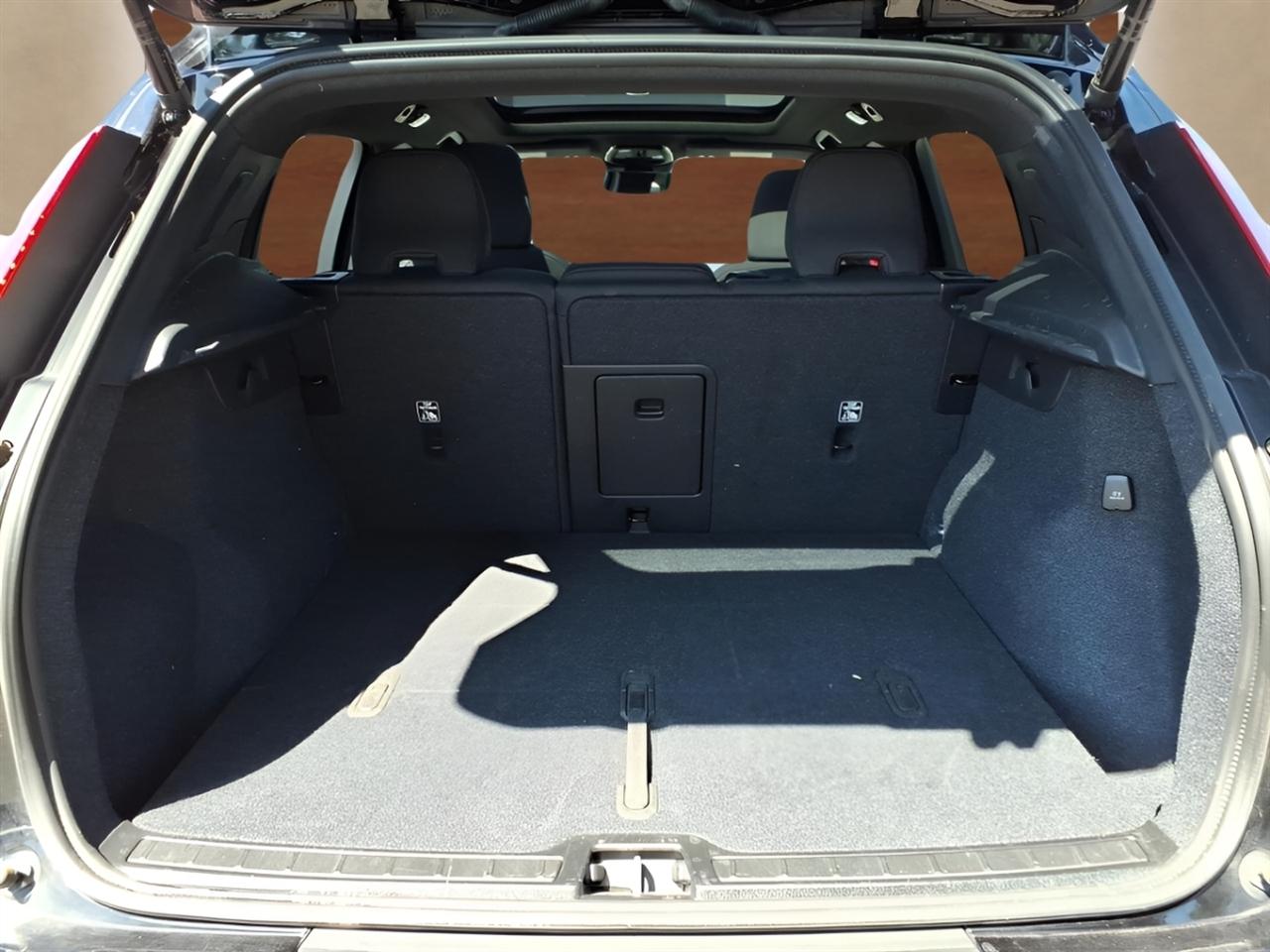 Volvo XC40 B5 AWD Plus Dark Theme 2025