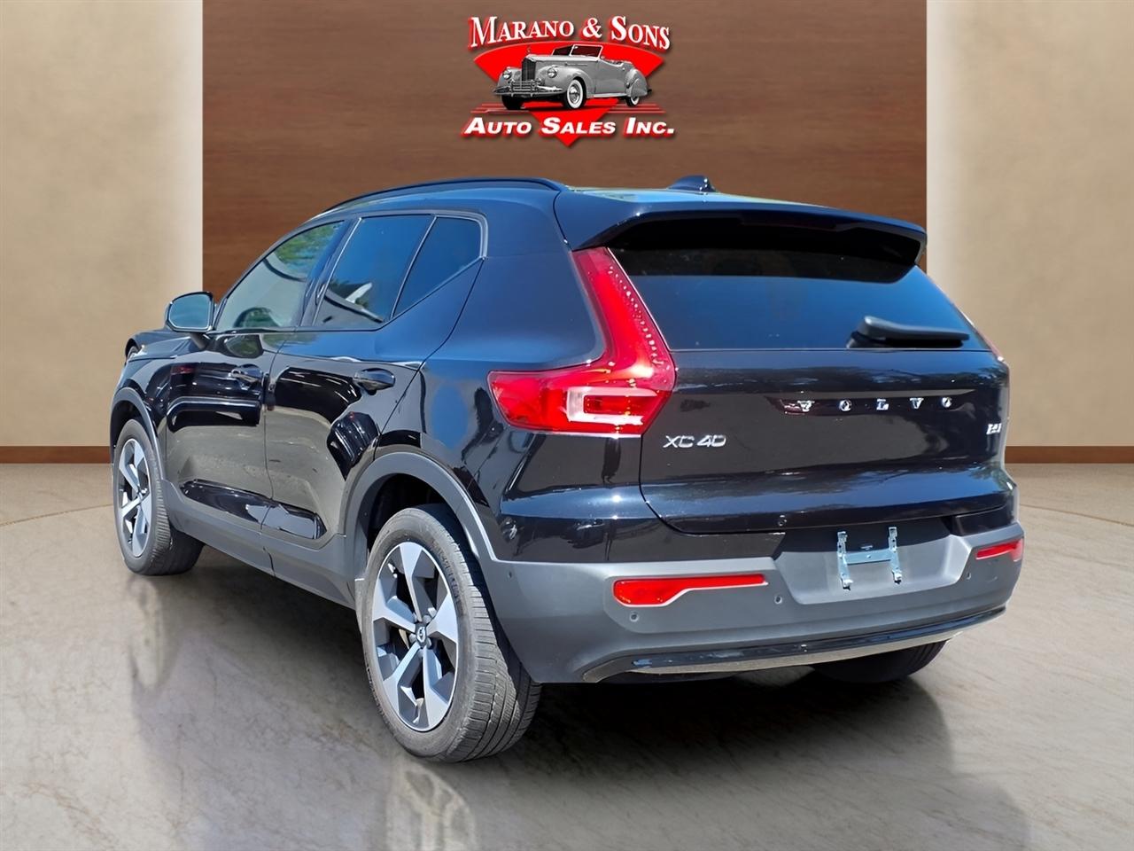 Volvo XC40 B5 AWD Plus Dark Theme 2025