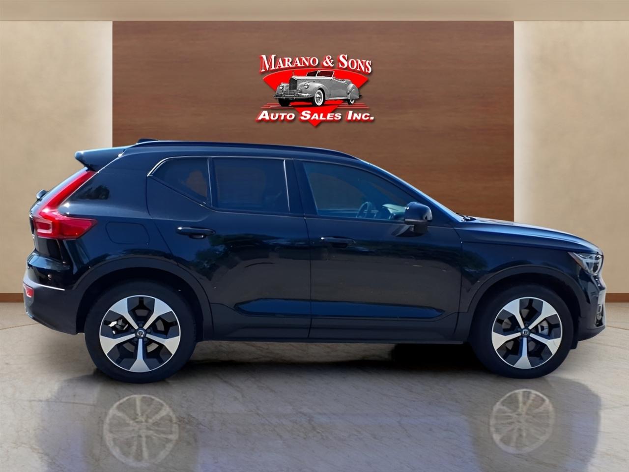 Volvo XC40 B5 AWD Plus Dark Theme 2025