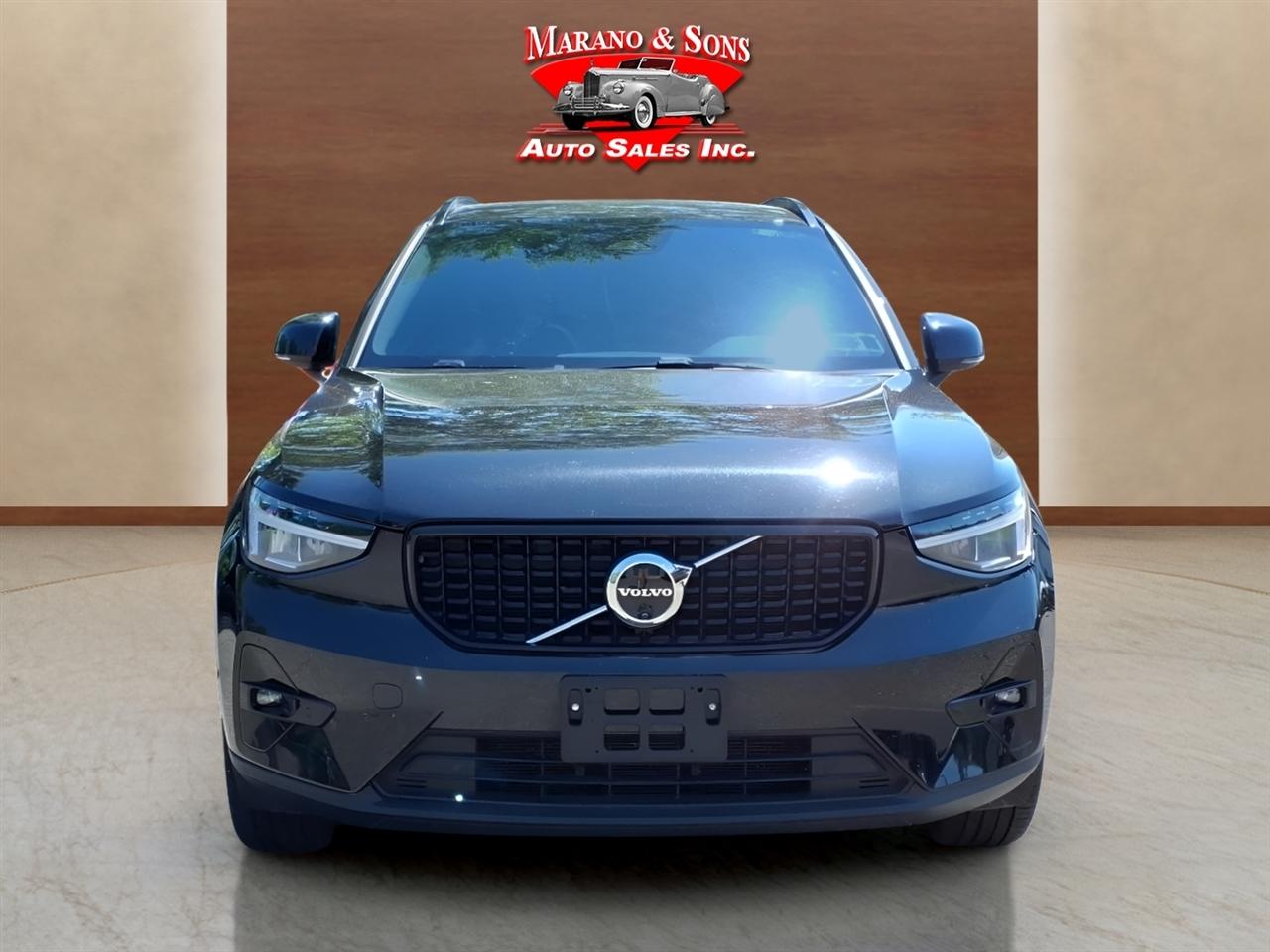 Volvo XC40 B5 AWD Plus Dark Theme 2025