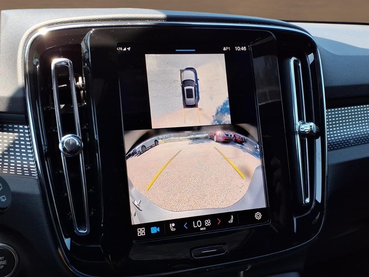 Volvo XC40 B5 AWD Plus Dark Theme 2025