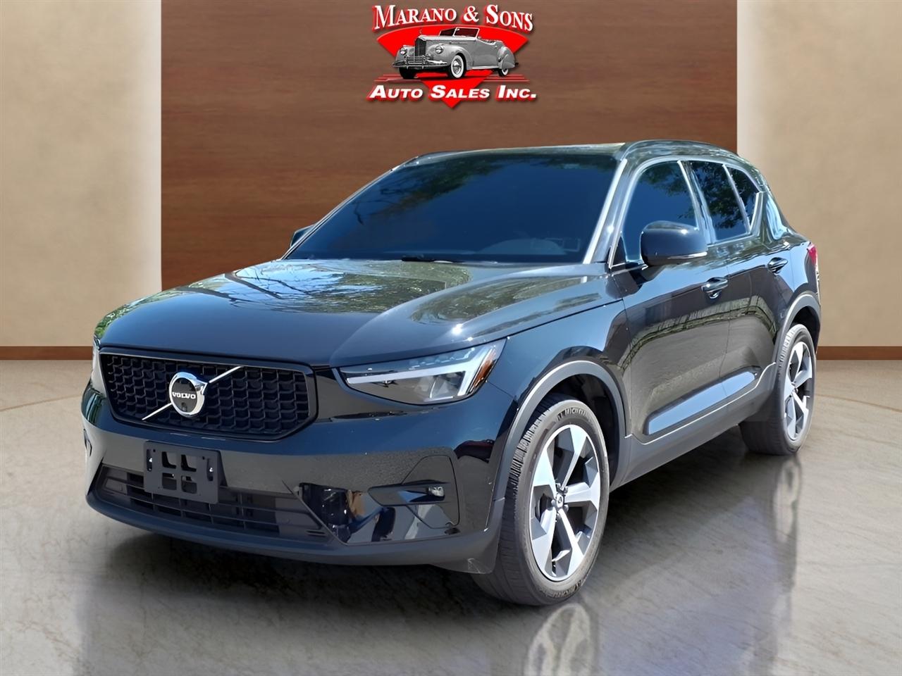 2025 Volvo XC40 B5 AWD Plus Dark Theme