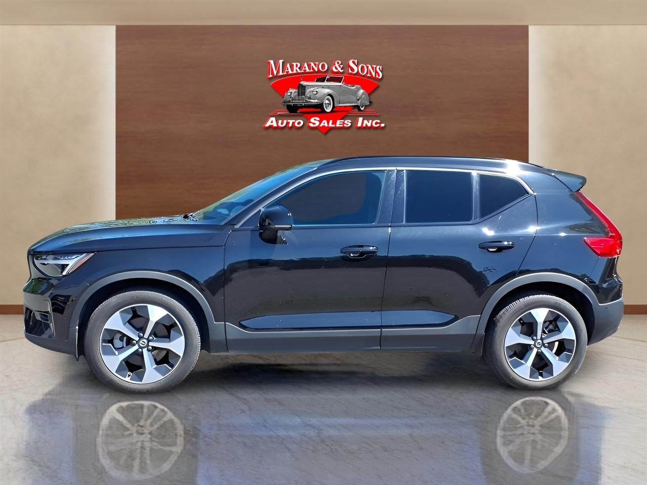Volvo XC40 B5 AWD Plus Dark Theme 2025