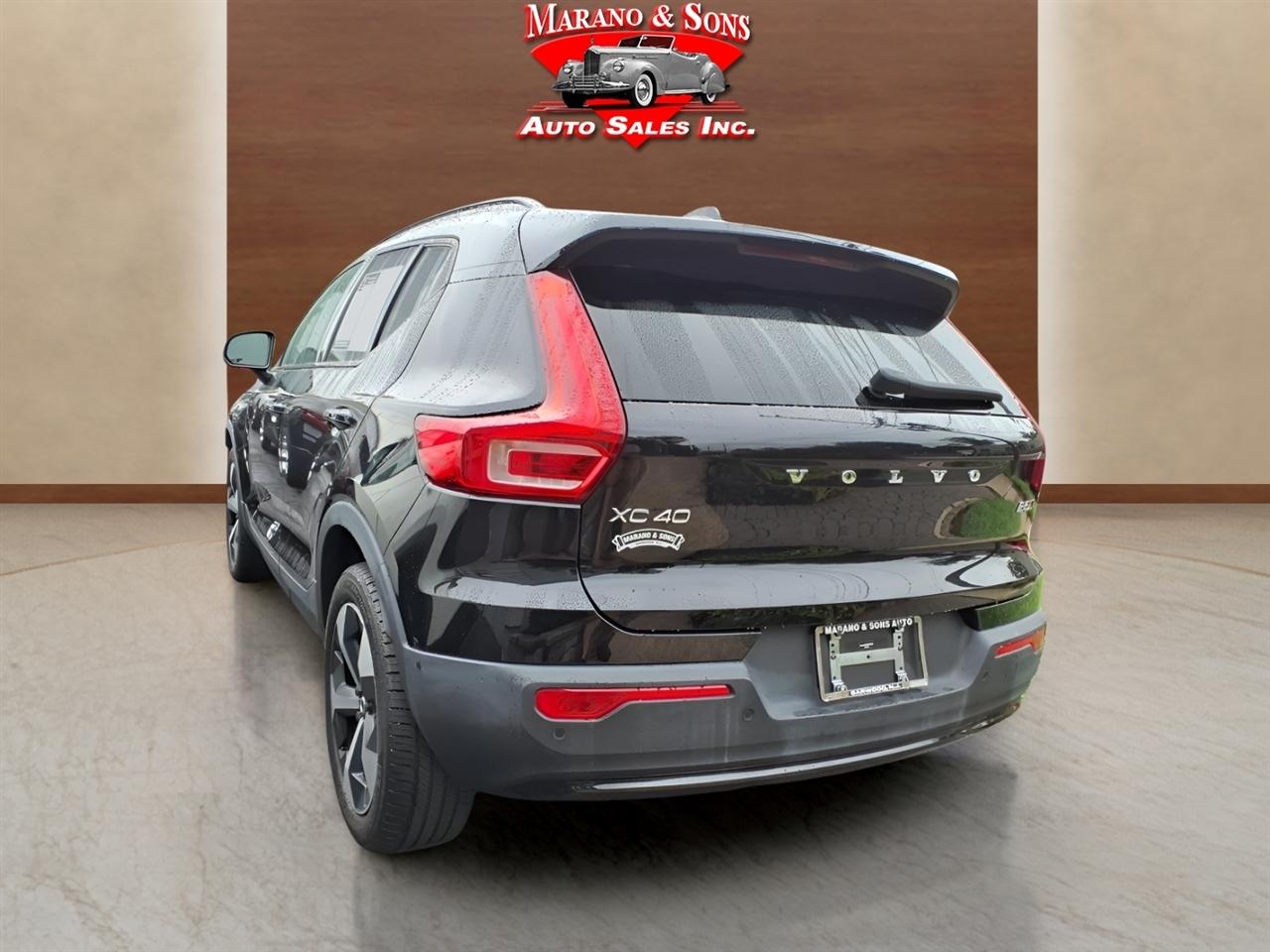 Volvo XC40 B5 AWD Plus Dark Theme 2025