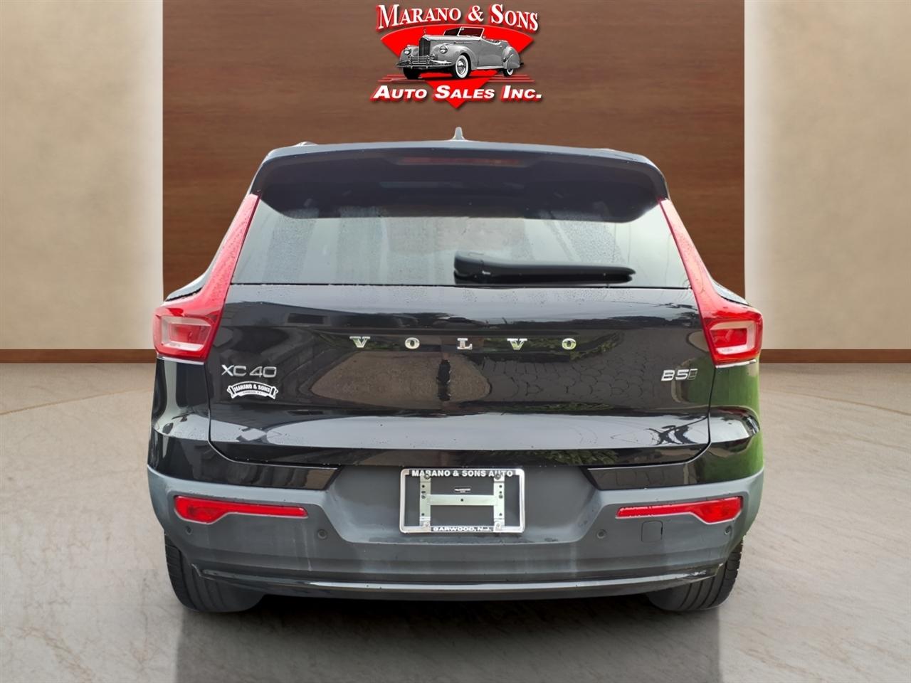 Volvo XC40 B5 AWD Plus Dark Theme 2025