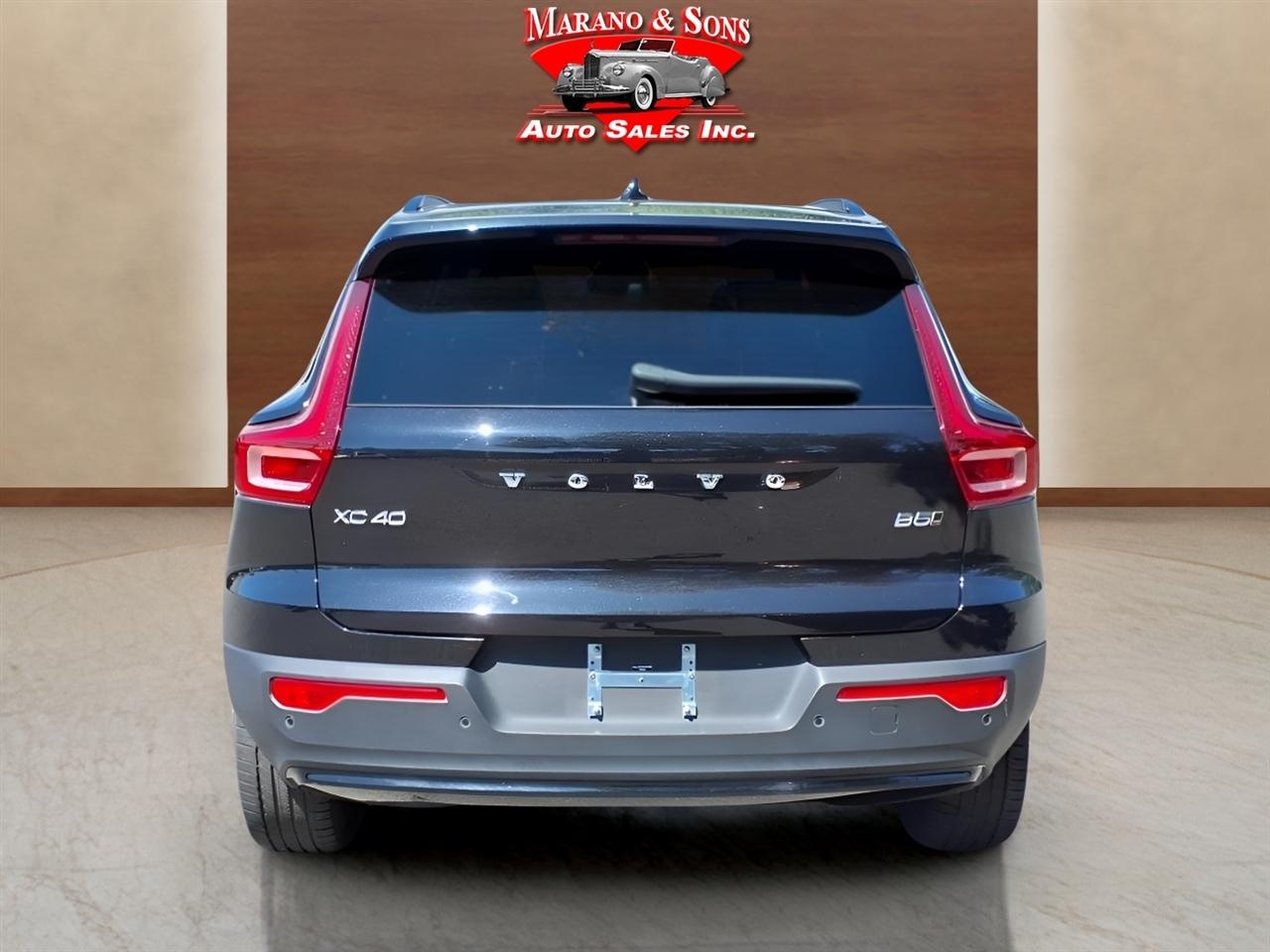 Volvo XC40 B5 AWD Plus Dark Theme 2025