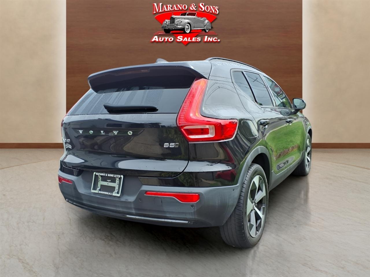 Volvo XC40 B5 AWD Plus Dark Theme 2025