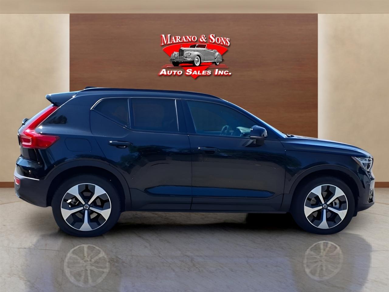 Volvo XC40 B5 AWD Plus Dark Theme 2025