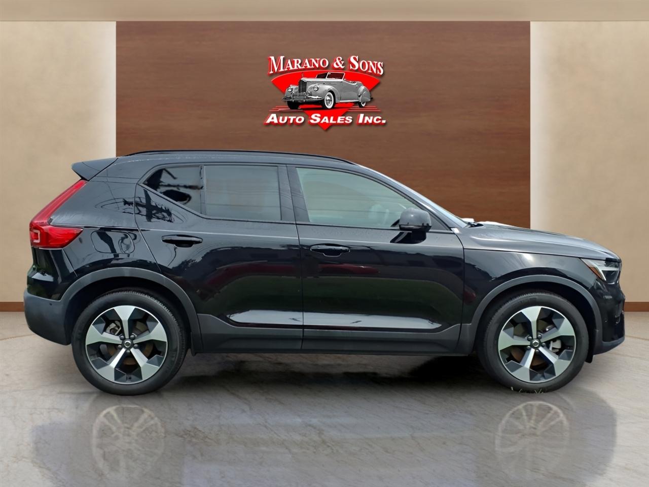 Volvo XC40 B5 AWD Plus Dark Theme 2025