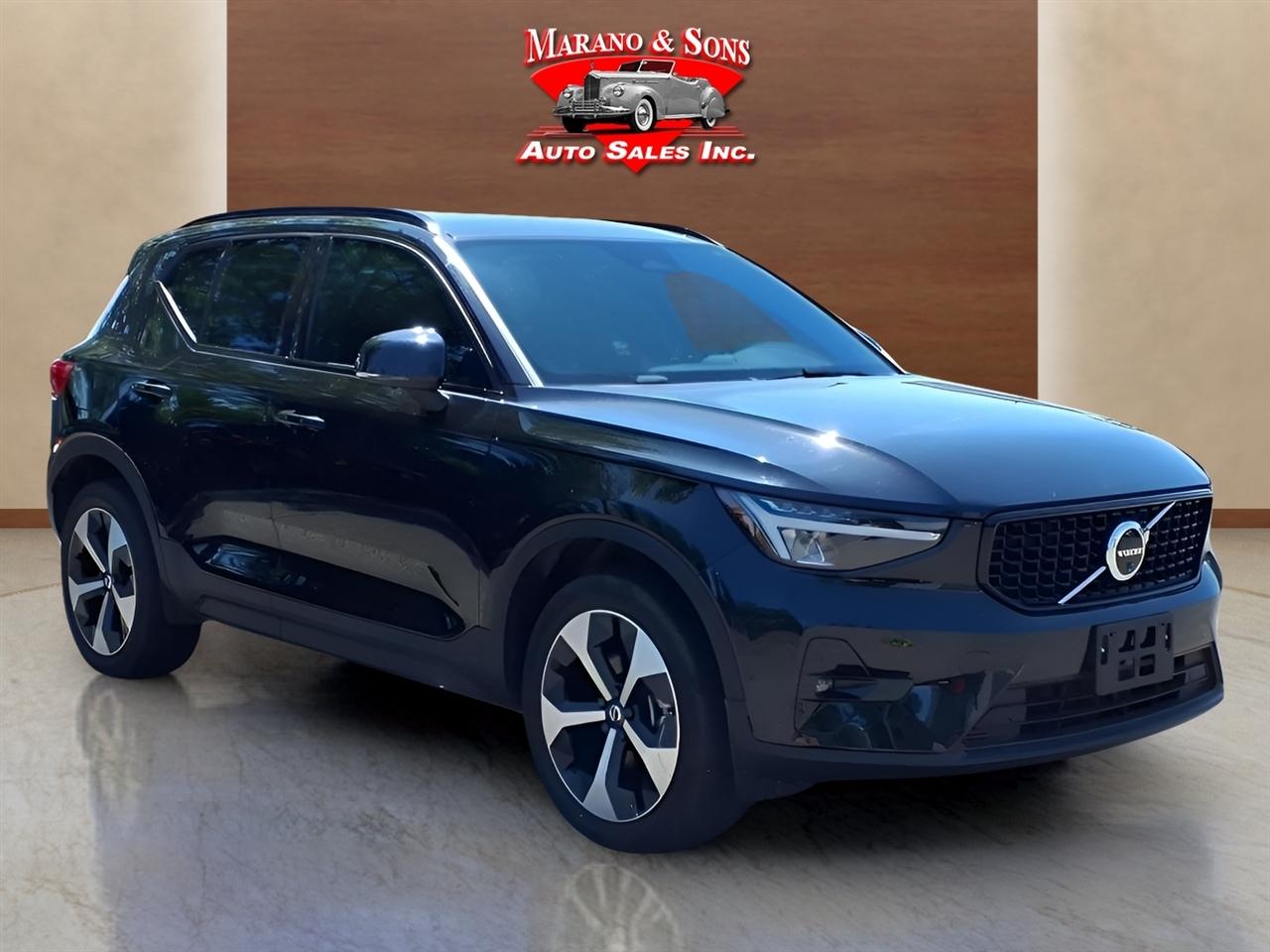 Volvo XC40 B5 AWD Plus Dark Theme 2025