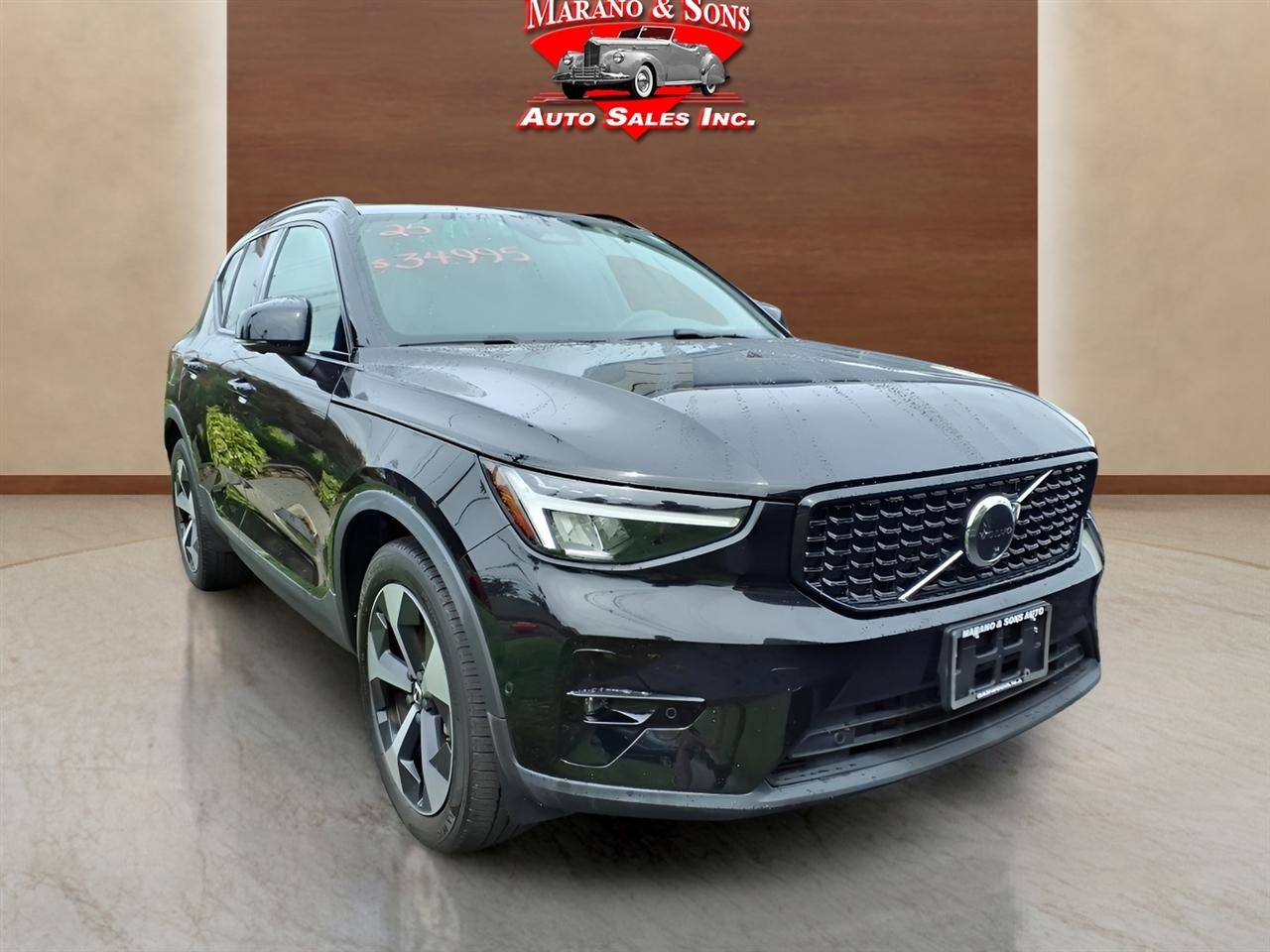 Volvo XC40 B5 AWD Plus Dark Theme 2025