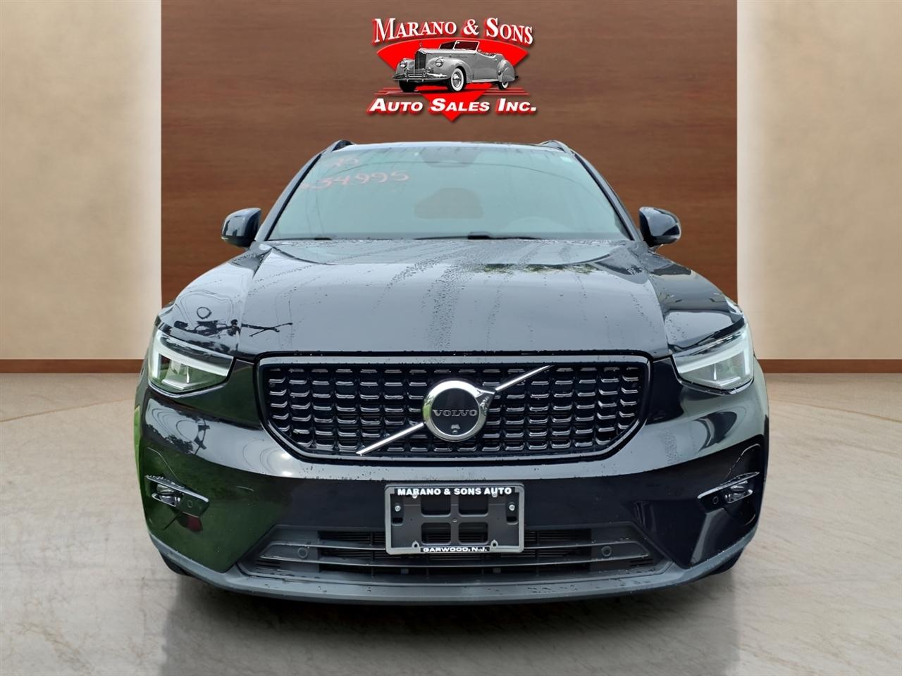 Volvo XC40 B5 AWD Plus Dark Theme 2025