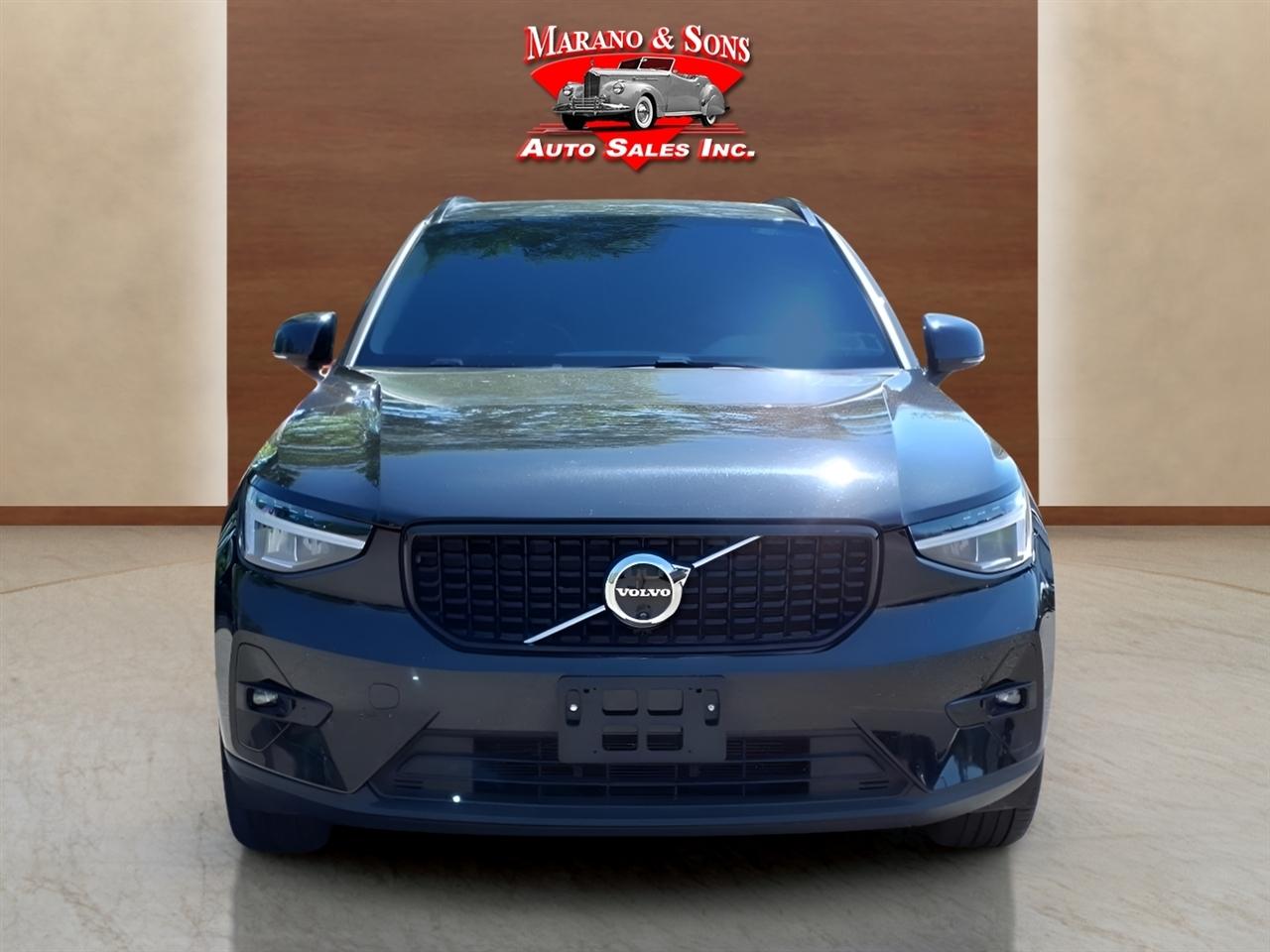 Volvo XC40 B5 AWD Plus Dark Theme 2025