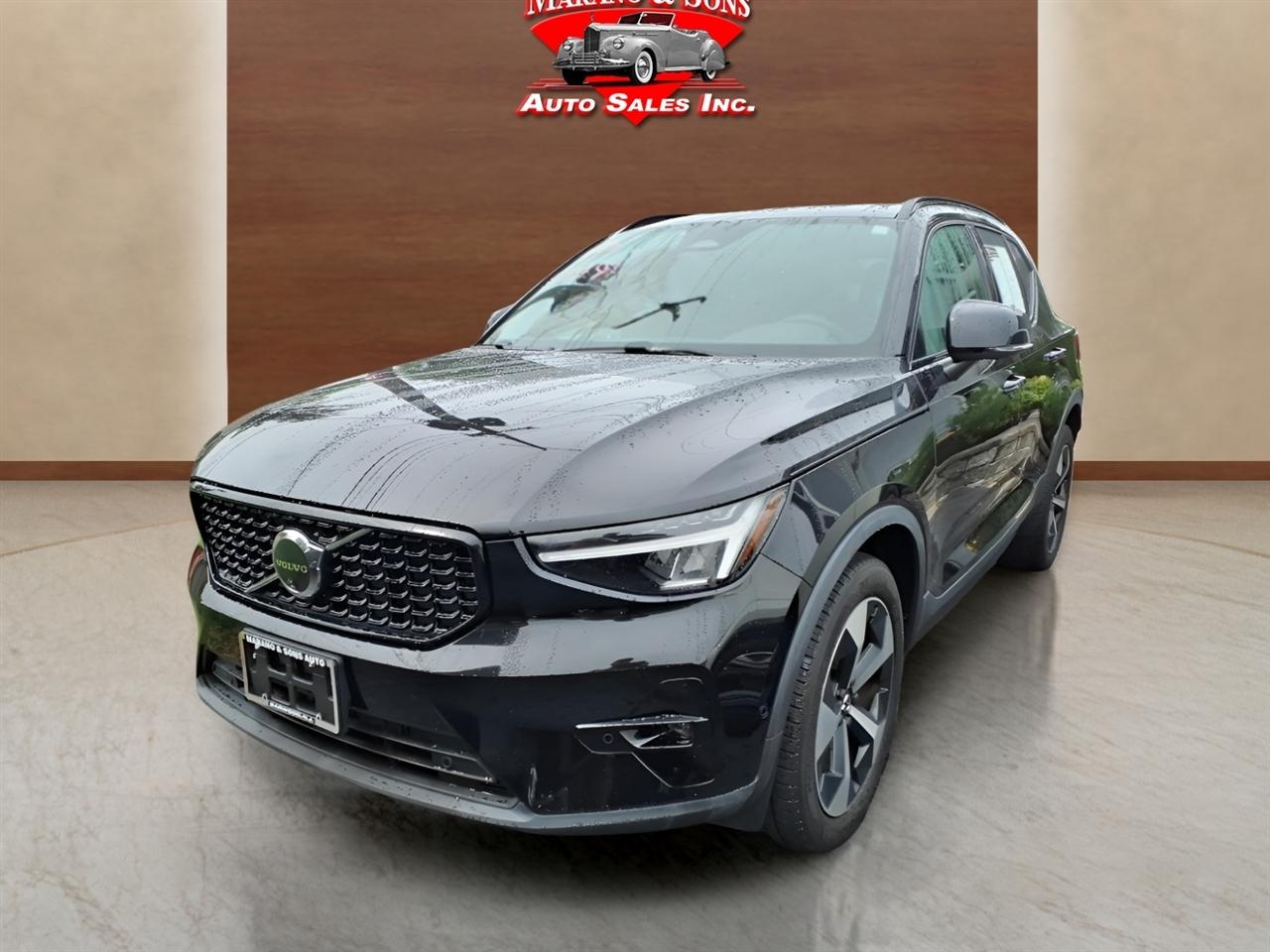 Volvo XC40 B5 AWD Plus Dark Theme 2025