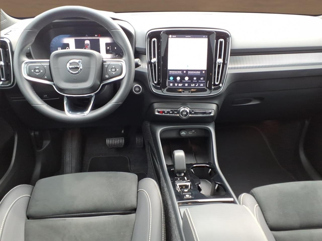 Volvo XC40 B5 AWD Plus Dark Theme 2025