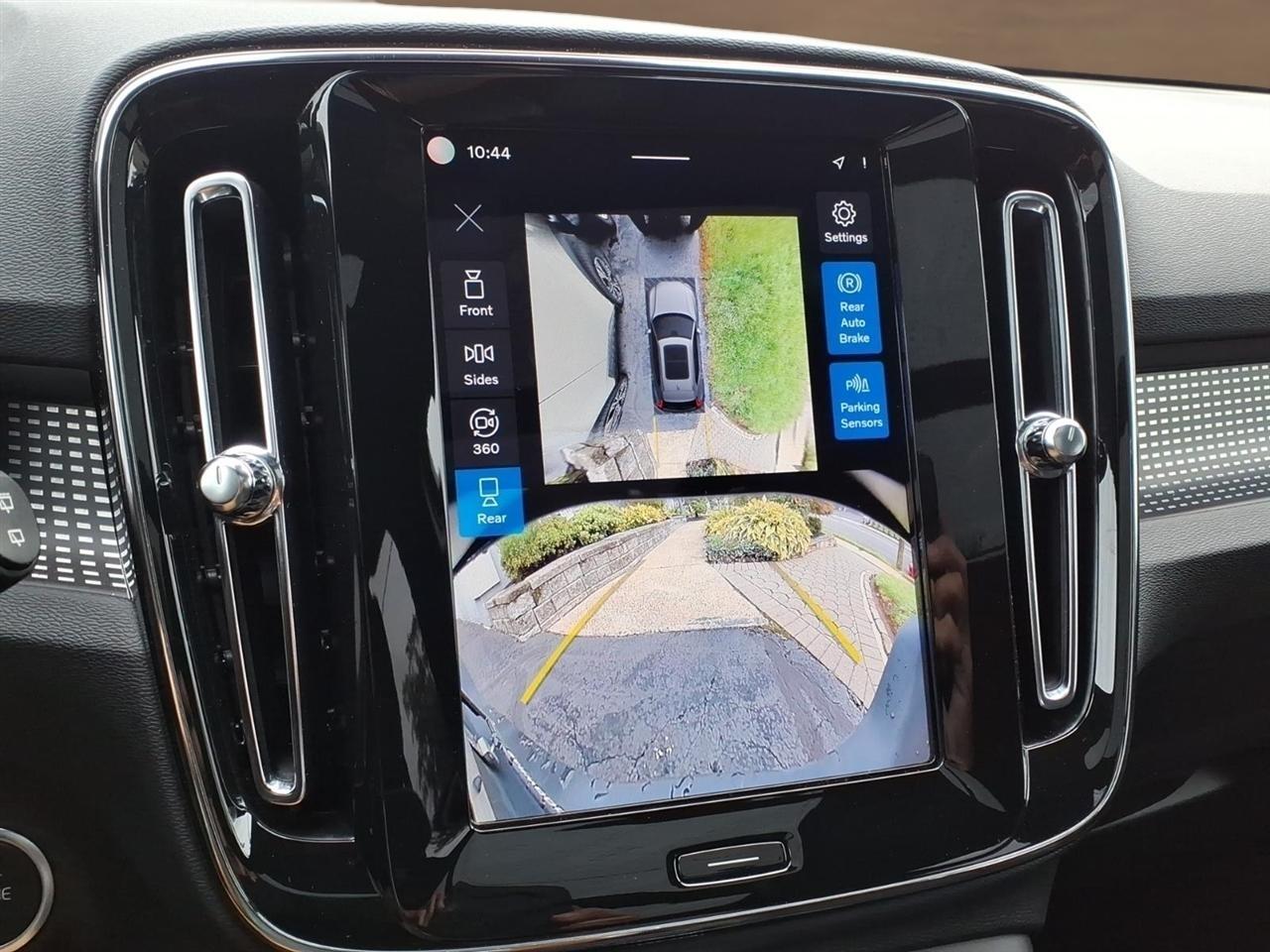 Volvo XC40 B5 AWD Plus Dark Theme 2025