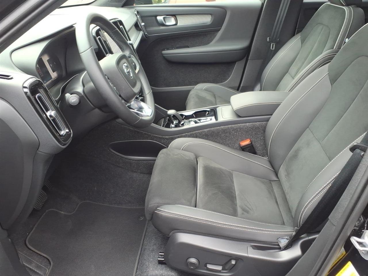 Volvo XC40 B5 AWD Plus Dark Theme 2025