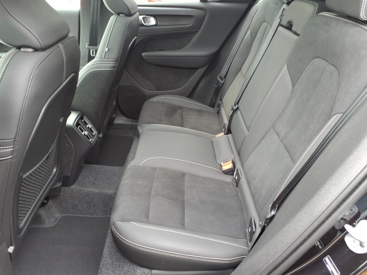 Volvo XC40 B5 AWD Plus Dark Theme 2025