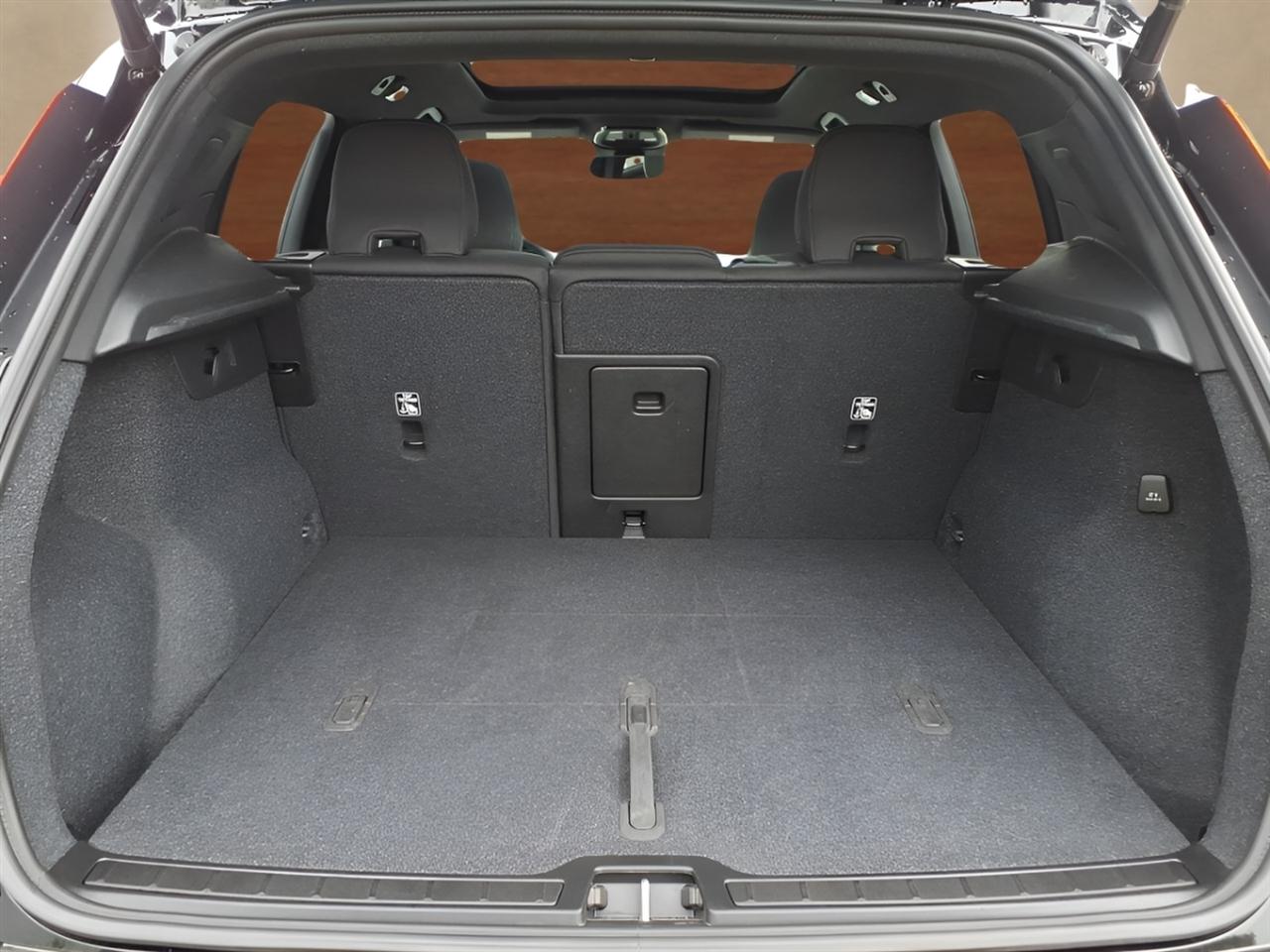 Volvo XC40 B5 AWD Plus Dark Theme 2025