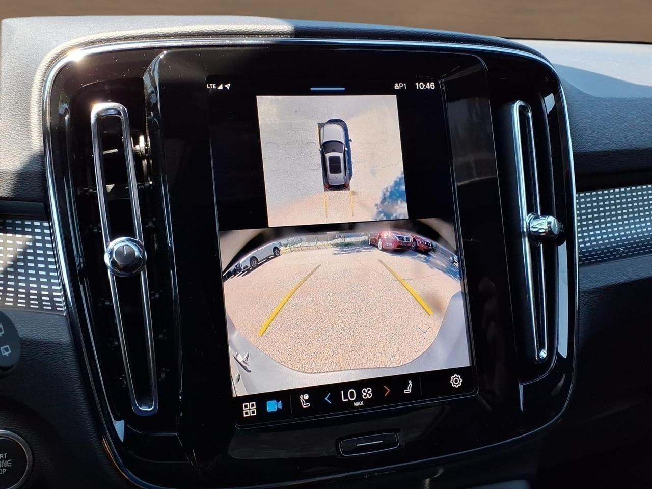 Volvo XC40 B5 AWD Plus Dark Theme 2025