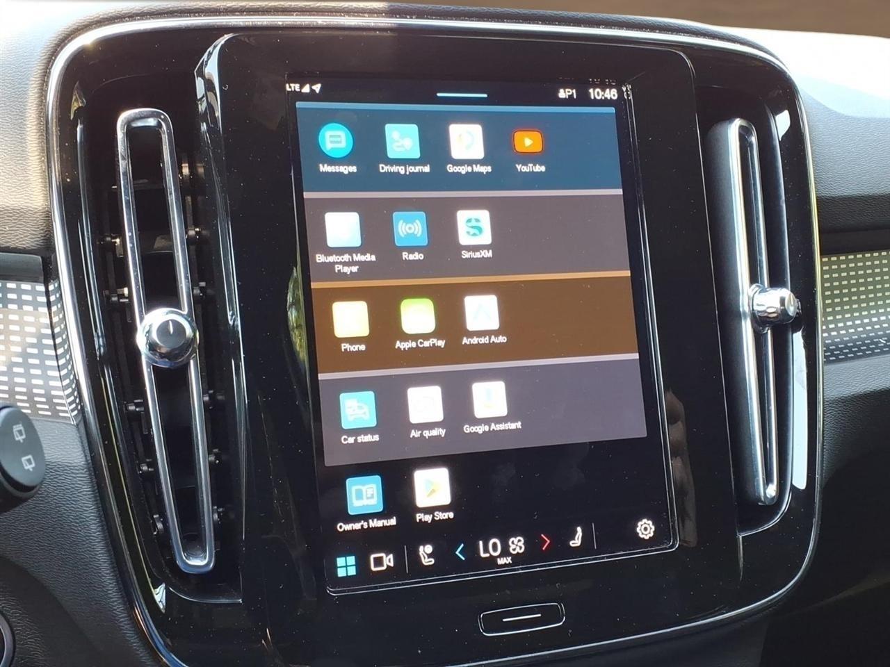 Volvo XC40 B5 AWD Plus Dark Theme 2025