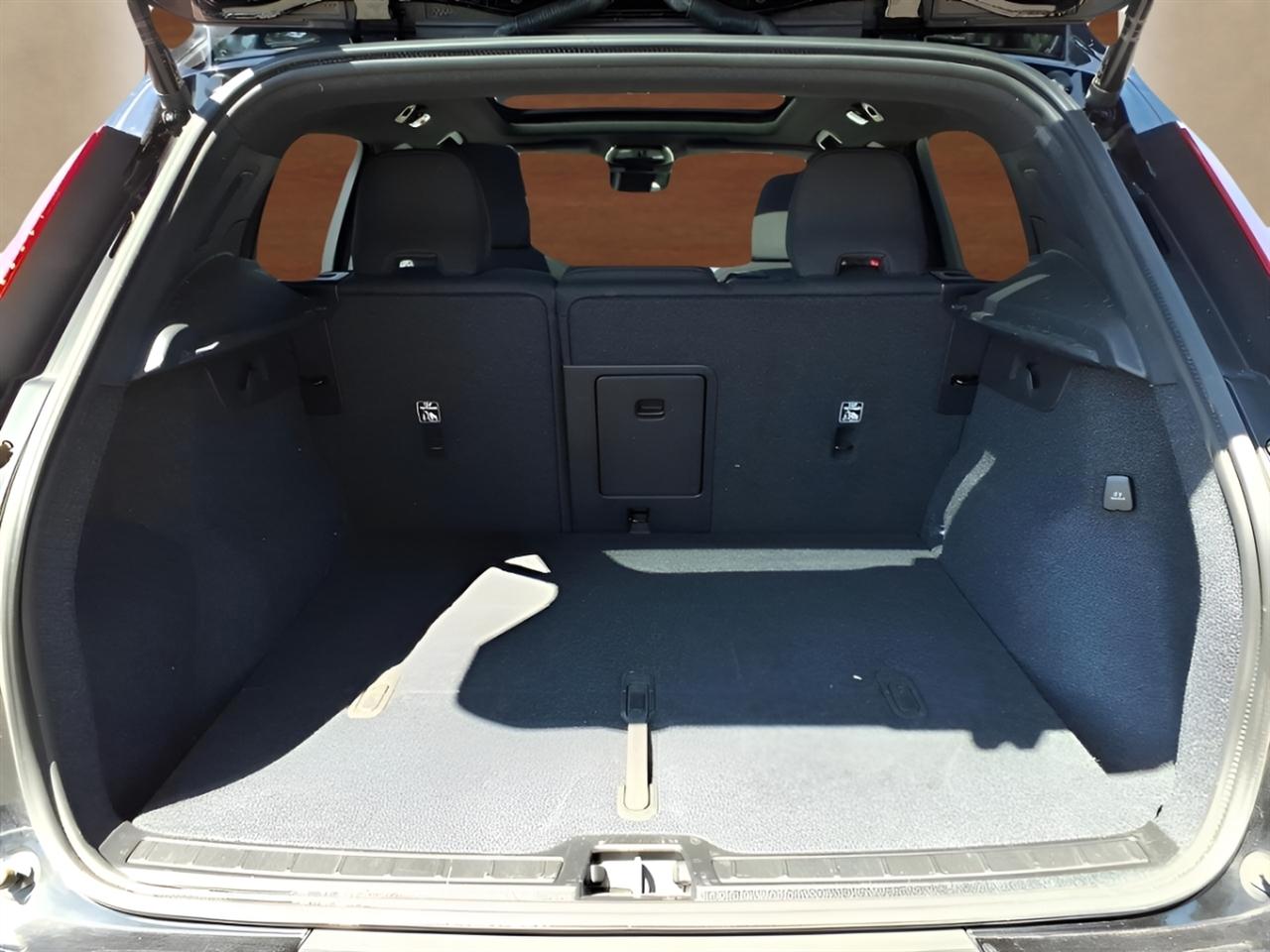 Volvo XC40 B5 AWD Plus Dark Theme 2025
