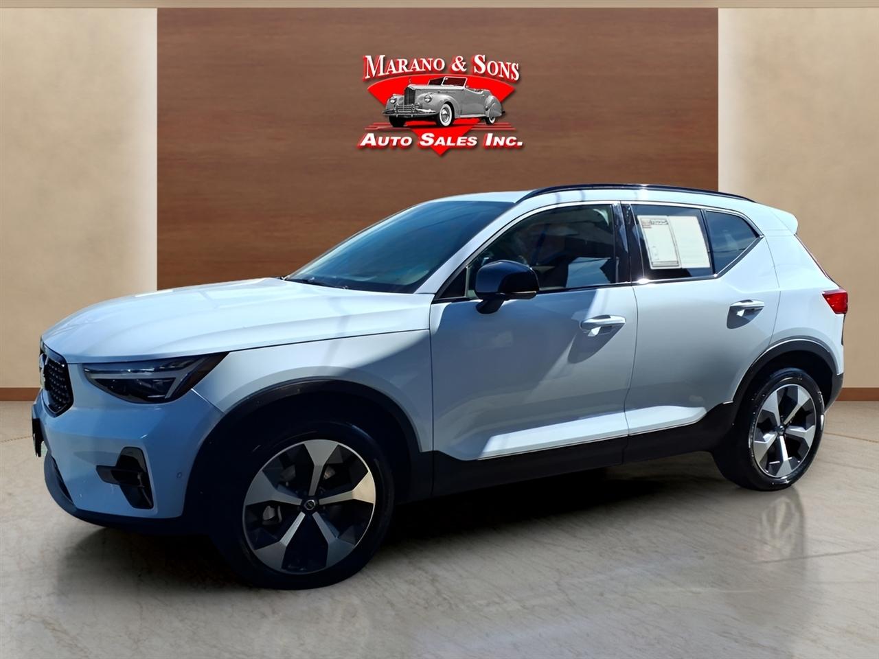 2026 Volvo XC40 B5 Plus Dark AWD's photo