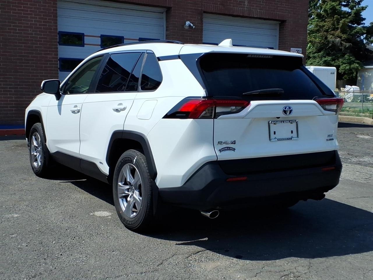 Toyota RAV4 Hybrid XLE AWD (Natl) 2023