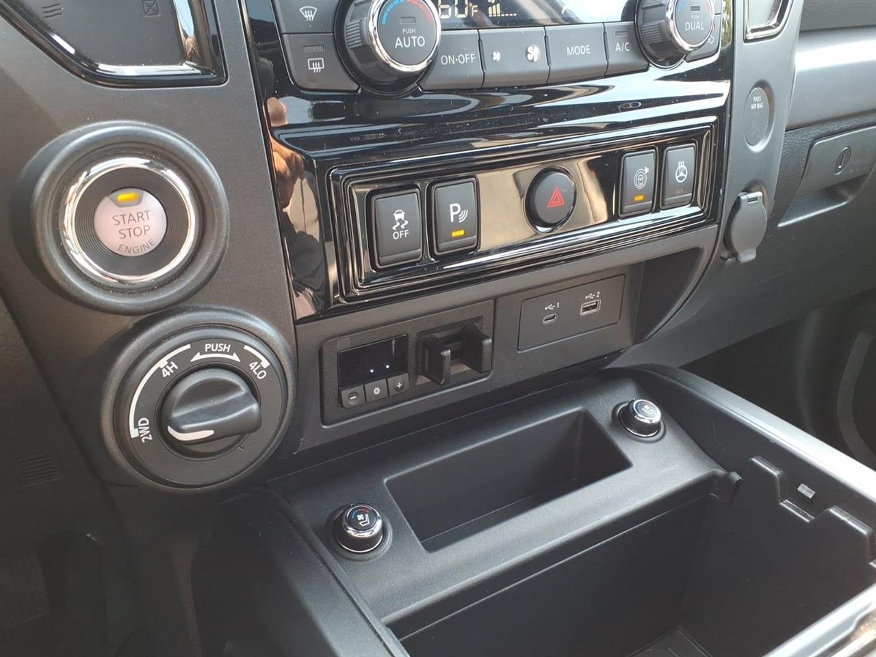 Nissan Titan 4x4 Crew Cab PRO-4X 2023