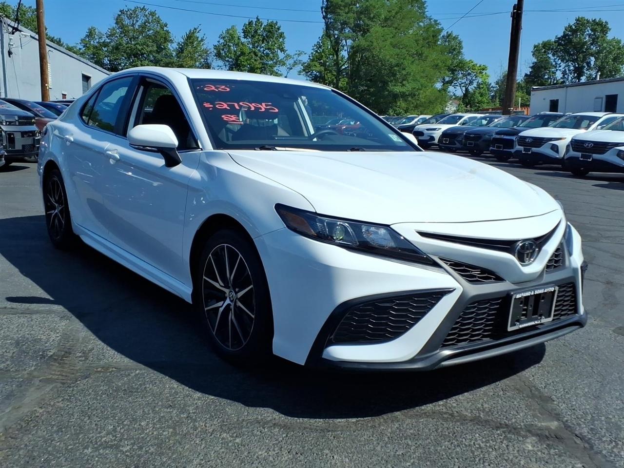 Toyota Camry Hybrid SE Nightshade CVT (Natl) 2023