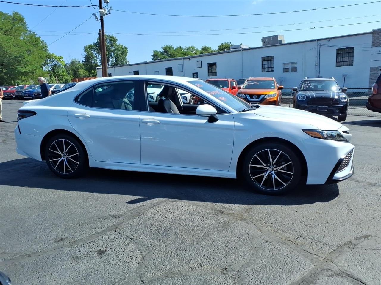 Toyota Camry Hybrid SE Nightshade CVT (Natl) 2023