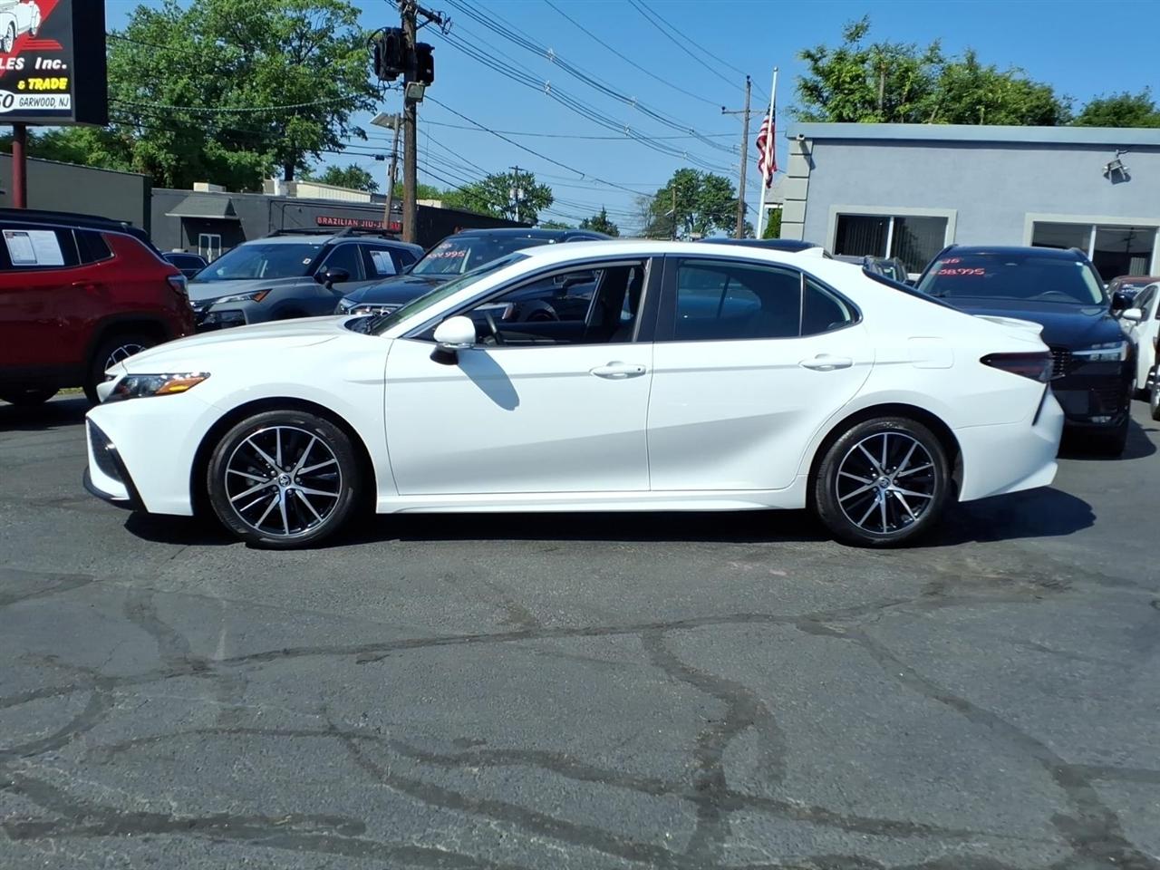 Toyota Camry Hybrid SE Nightshade CVT (Natl) 2023