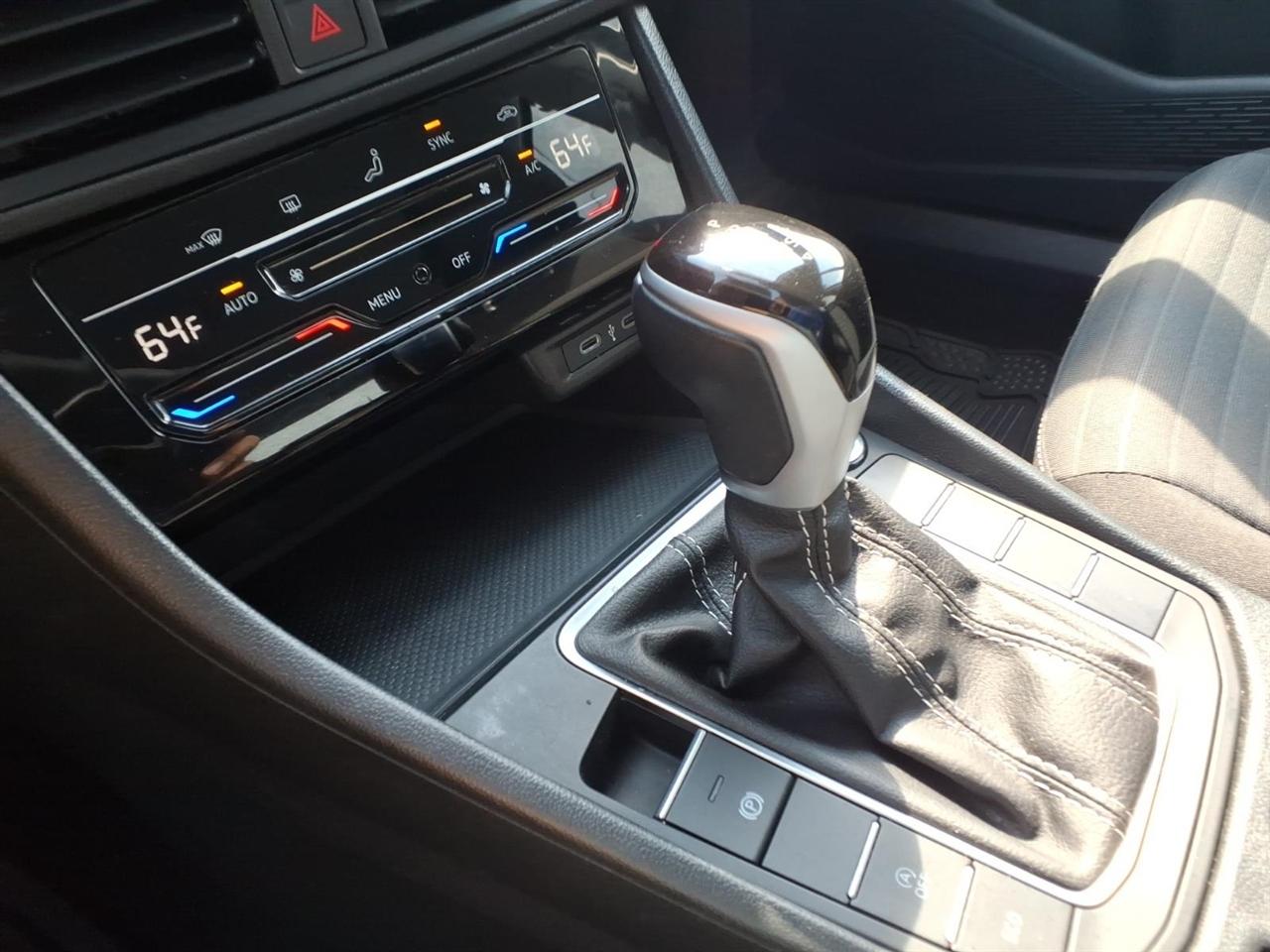 Volkswagen Jetta SE Auto 2025
