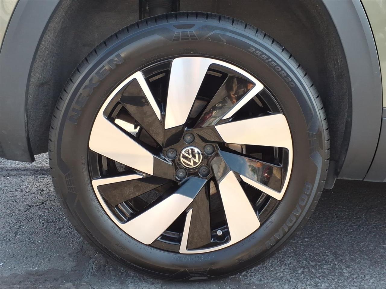 Volkswagen Atlas Cross Sport 2.0T SE w/Technology 4MOTION 2026