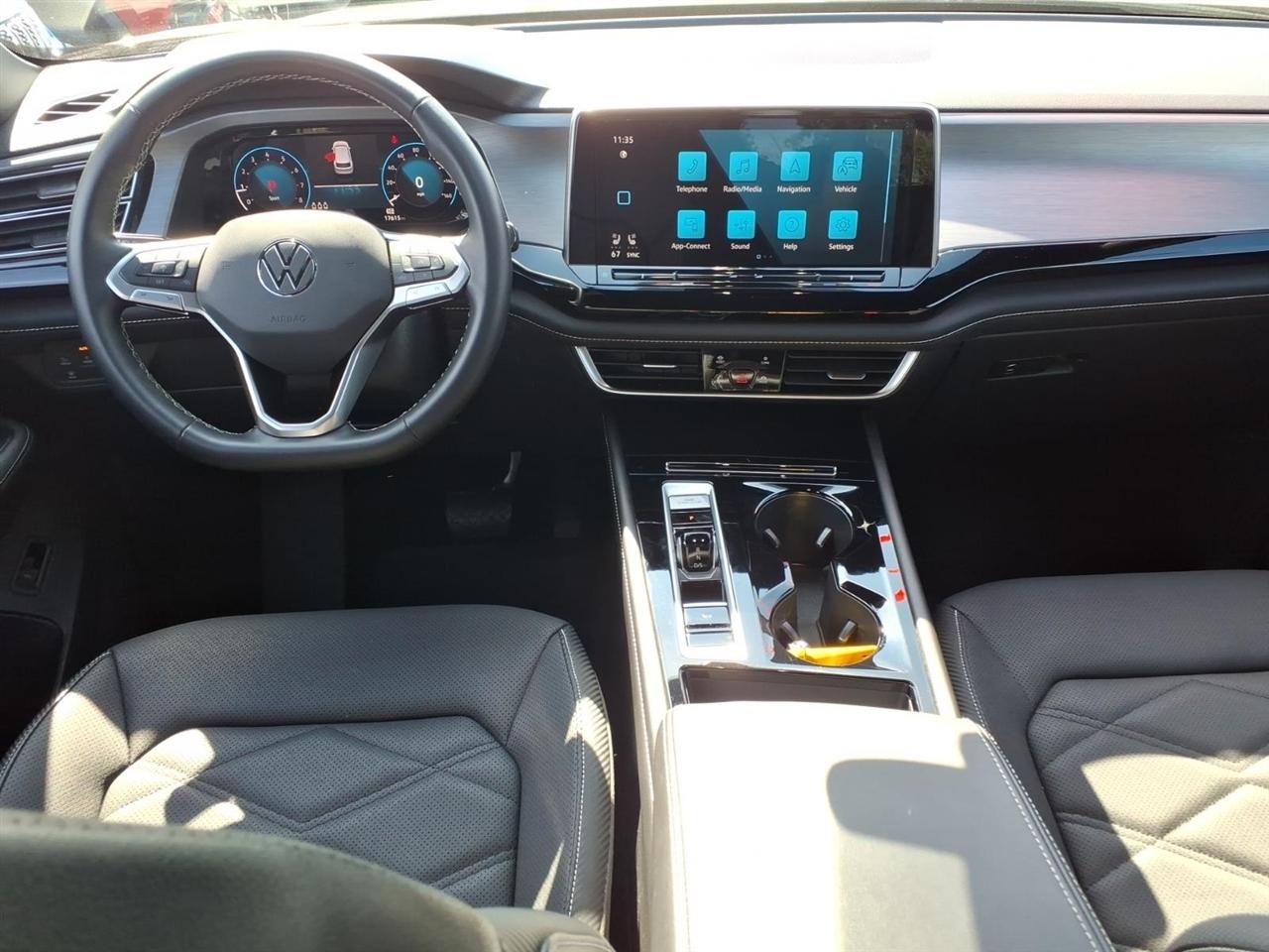 Volkswagen Atlas Cross Sport 2.0T SE w/Technology 4MOTION 2026