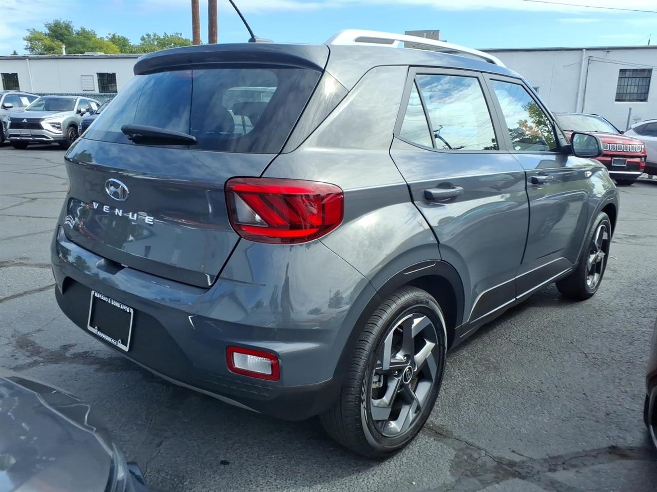 Hyundai Venue SEL FWD 2026