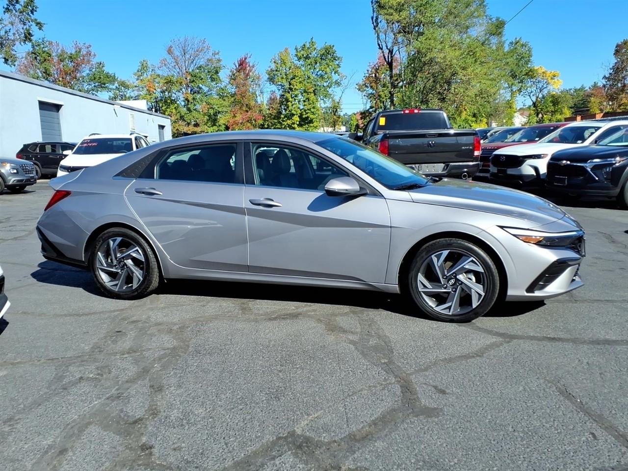 Hyundai Elantra Hybrid Limited DCT 2025