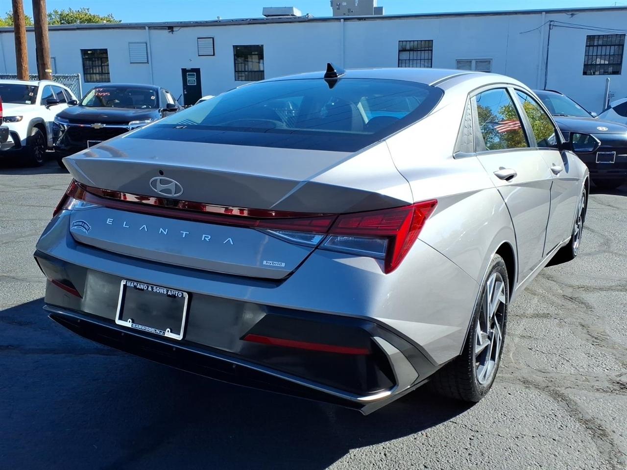 Hyundai Elantra Hybrid Limited DCT 2025